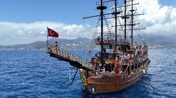 Grand Troys: Alanya’da Transfer, Öğle Yemeği ve Alkolsüz İçecekler Dahil Korsan Tekne Turu