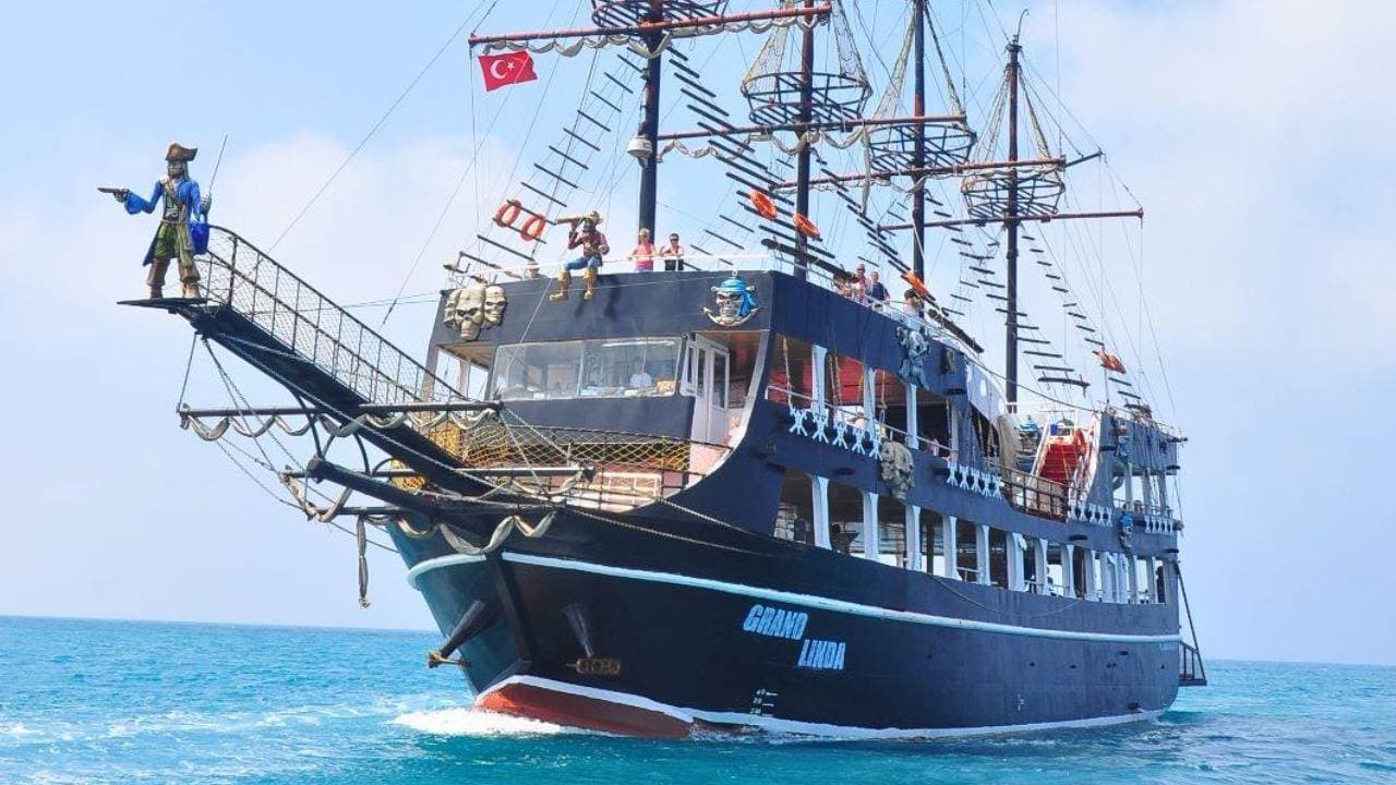 Tur cu barca pirat alături de Linda în Side și Manavgat
