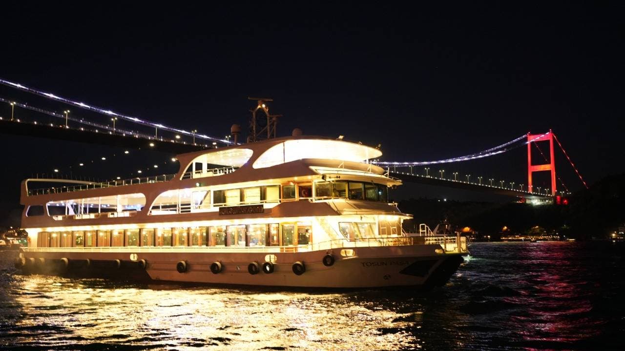 Akşam Yemeği ve Alkolsüz İçecekler Dahil Boğaz Gece Turu