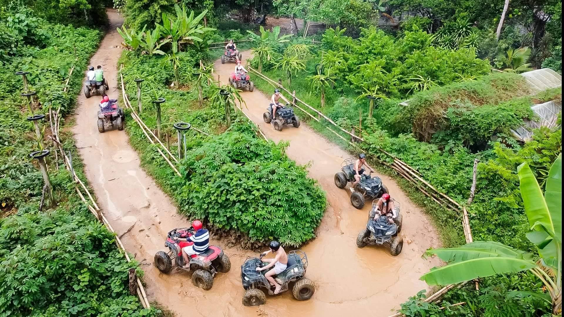 Aventură cu ATV-uri și tiroliană pe continent